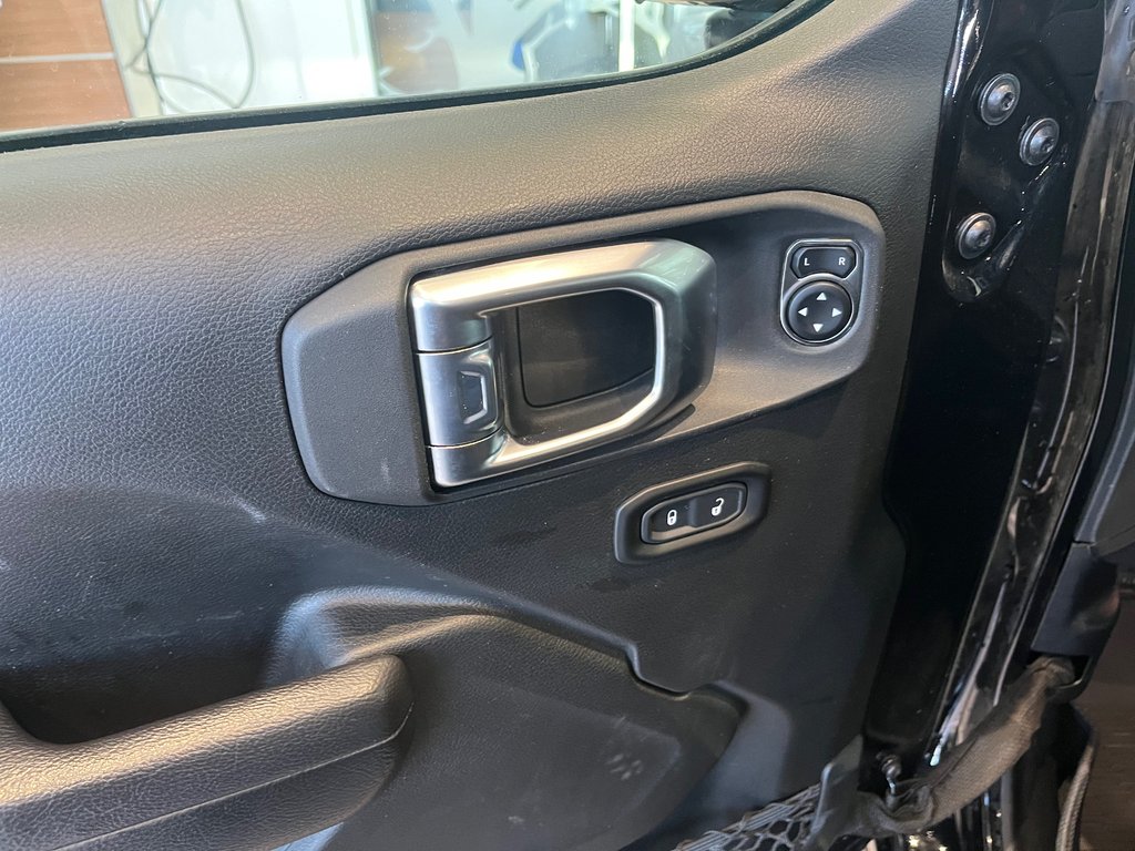 2023 Jeep Wrangler Rubicon in Amos, Quebec - 11 - w1024h768px