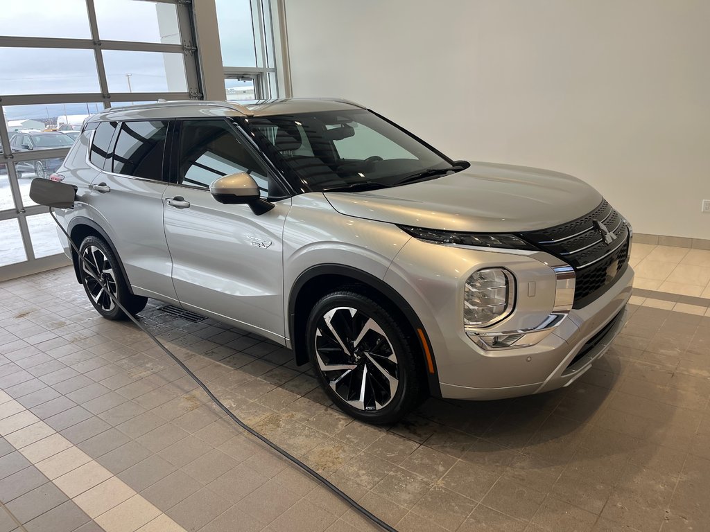 2025 Mitsubishi Outlander Plug-In Hybrid GT-PREMIUM in Amos, Quebec - 1 - w1024h768px