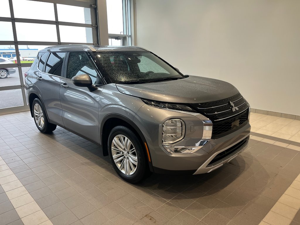 Mitsubishi Outlander SE 2023 à Amos, Québec - 2 - w1024h768px