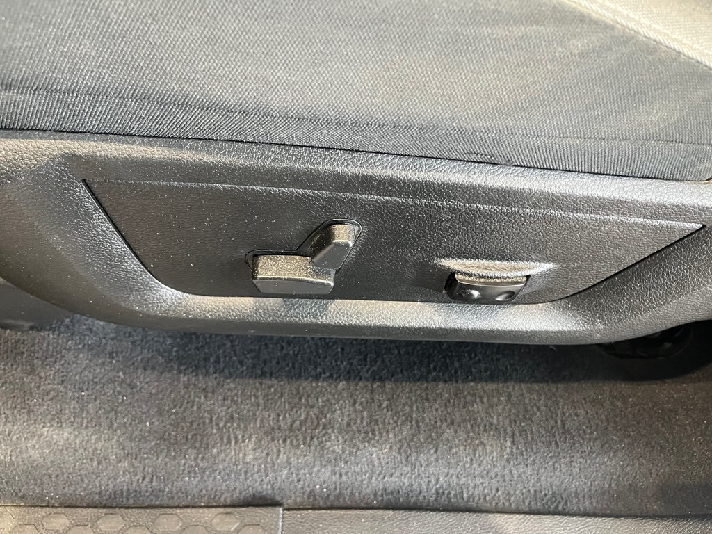2021 Ram 1500 Classic SLT in Amos, Quebec - 10 - w1024h768px
