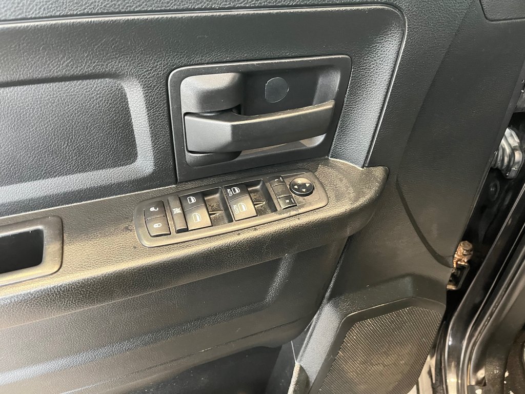 2017 Ram 1500 Express in Amos, Quebec - 10 - w1024h768px