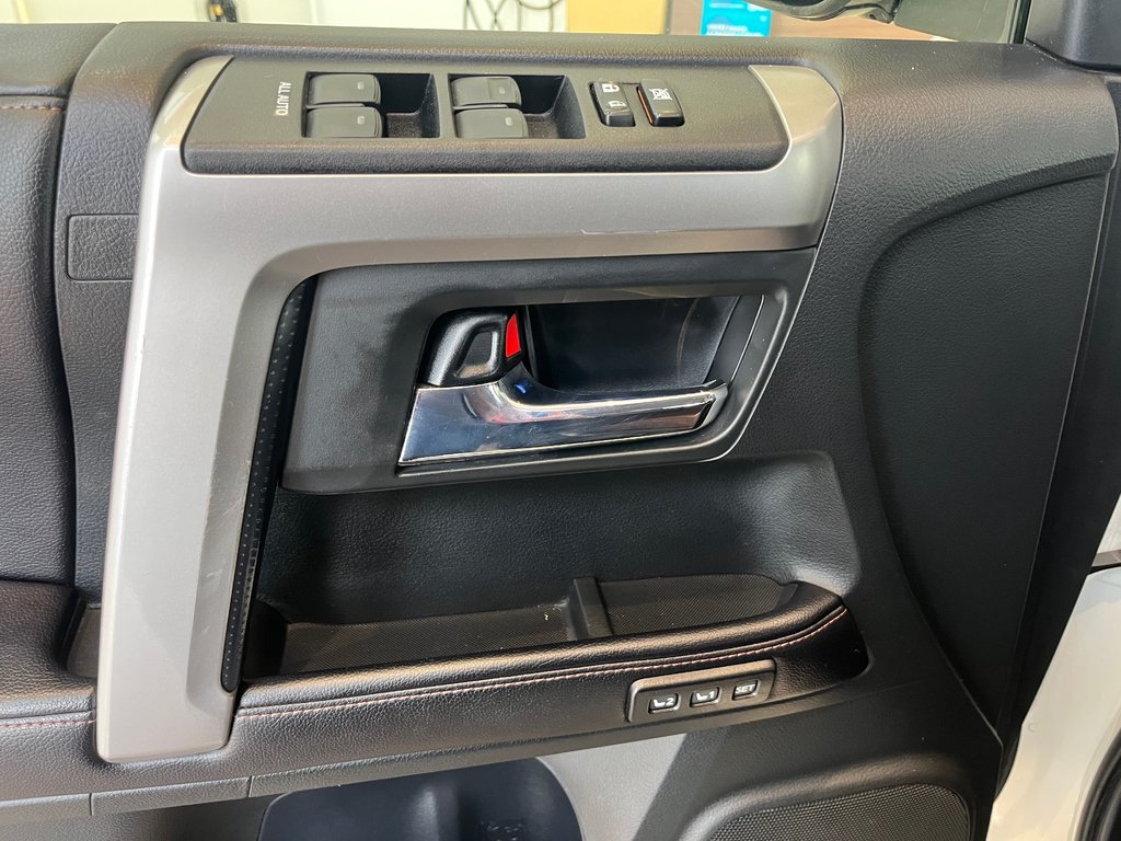2017 Toyota 4Runner SR5 limited in Amos, Quebec - 14 - w1024h768px