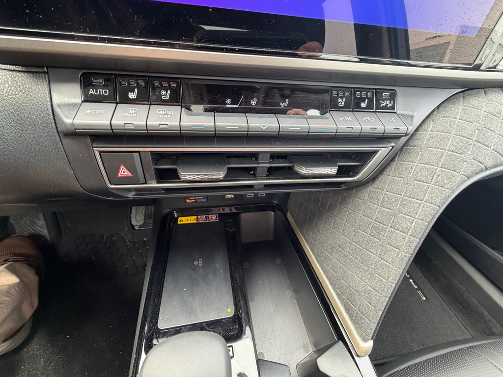 2026 Toyota Camry Hybrid XLE AWD in Amos, Quebec - 11 - w1024h768px