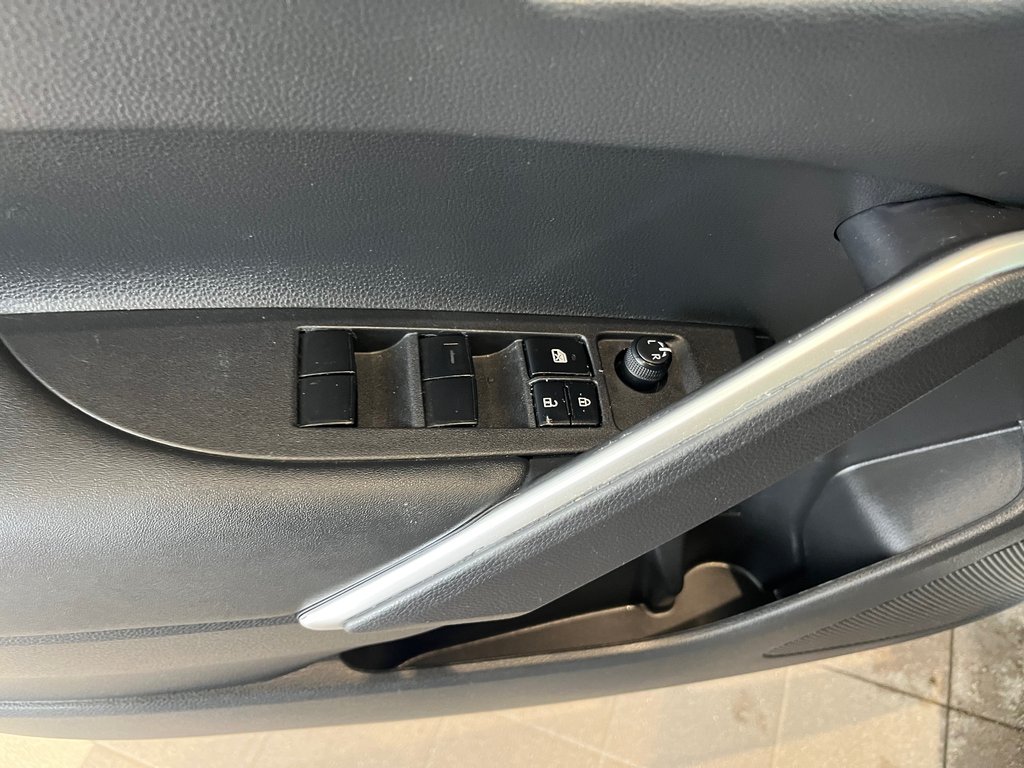 Toyota Corolla Cross XLE 2023 à Amos, Québec - 13 - w1024h768px