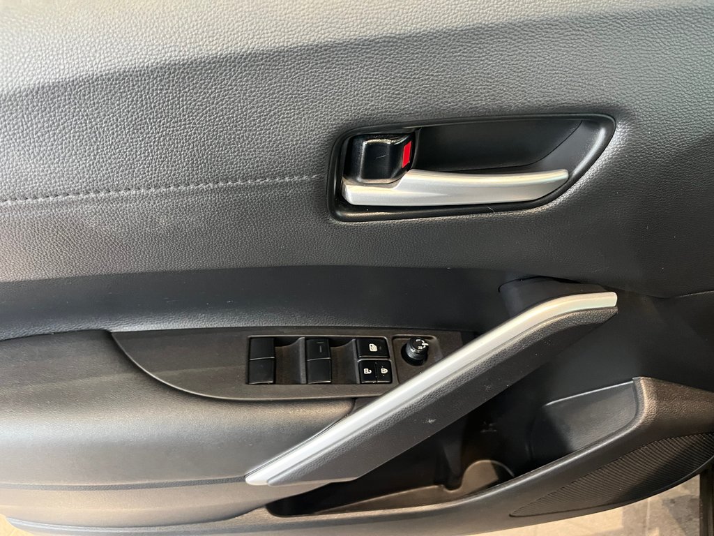2023 Toyota Corolla Cross XLE in Amos, Quebec - 12 - w1024h768px