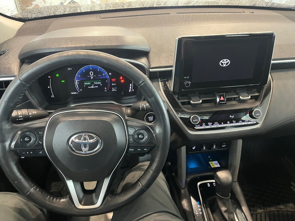 2023 Toyota Corolla Cross XLE in Amos, Quebec - 14 - w1024h768px