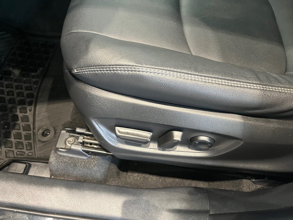 2023 Toyota Corolla Cross XLE in Amos, Quebec - 11 - w1024h768px