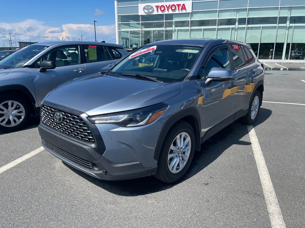 2024 Toyota Corolla Cross LE in Amos, Quebec - 2 - w1024h768px