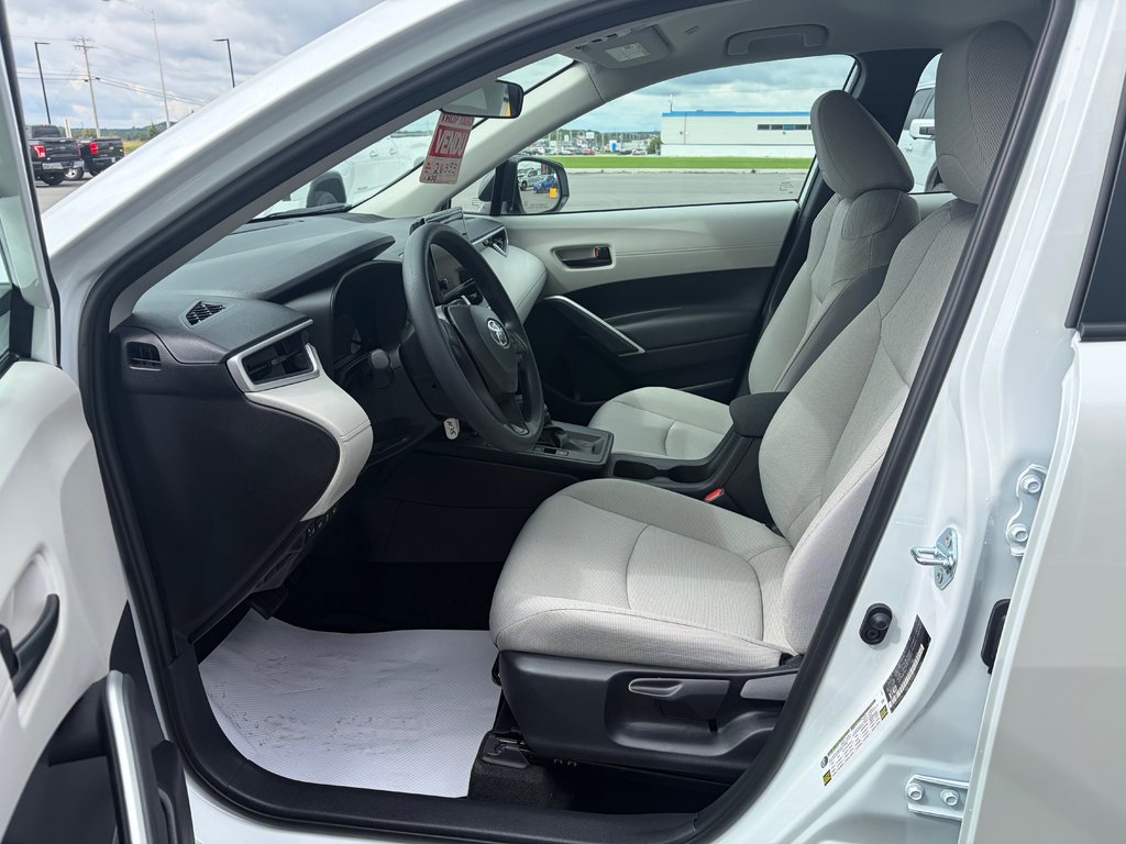 2026 Toyota Corolla Cross L AWD in Amos, Quebec - 11 - w1024h768px