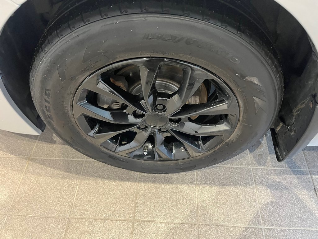 2018 Toyota Corolla CE in Amos, Quebec - 11 - w1024h768px