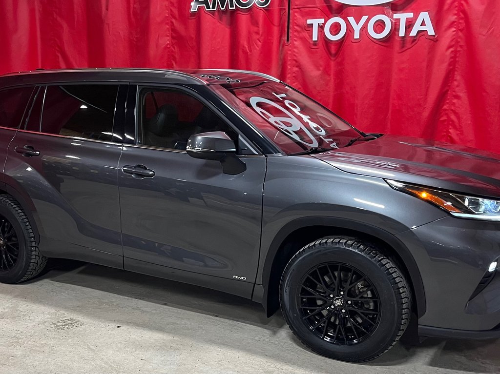 Toyota Highlander  2022 à Amos, Québec - 2 - w1024h768px