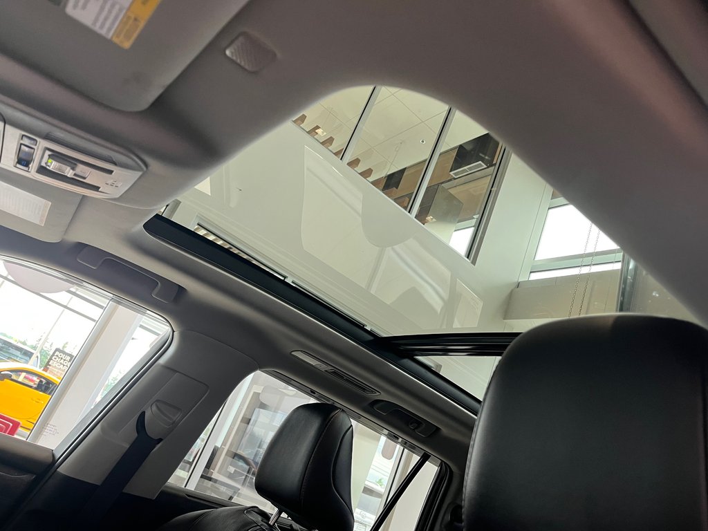 2022 Toyota Highlander Limited in Amos, Quebec - 13 - w1024h768px