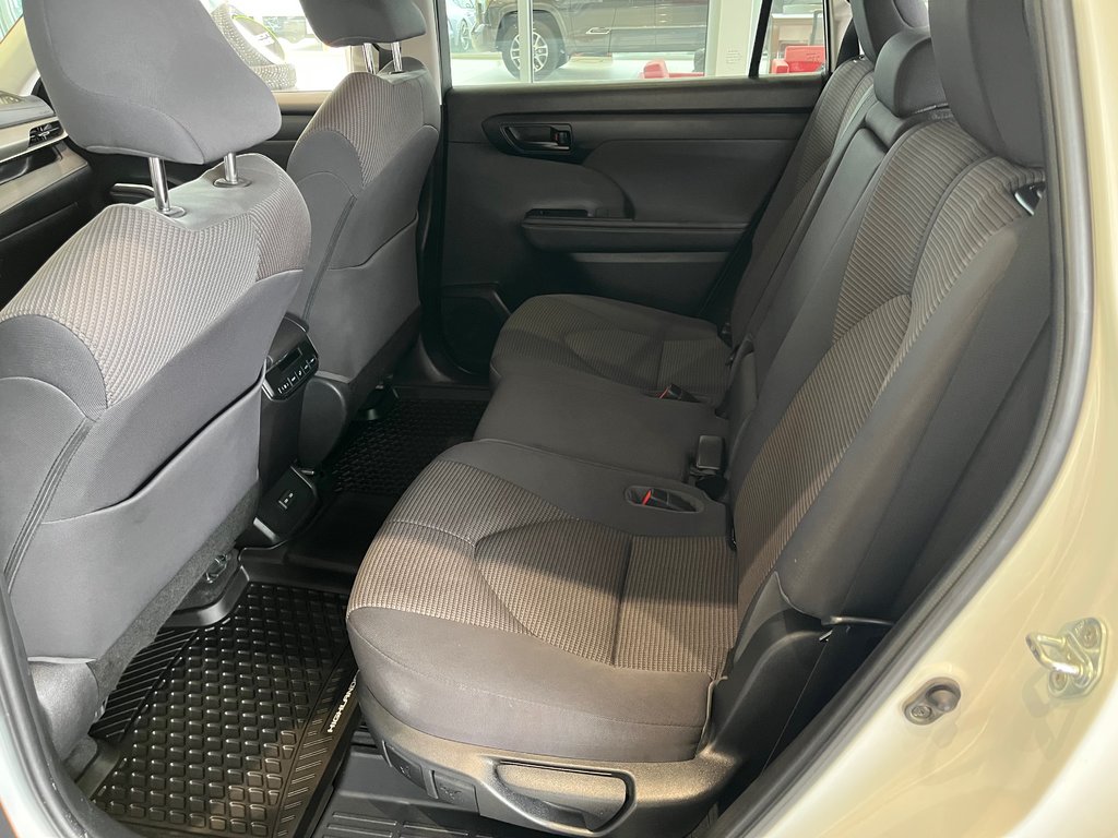 Toyota Highlander LE 2023 à Amos, Québec - 11 - w1024h768px