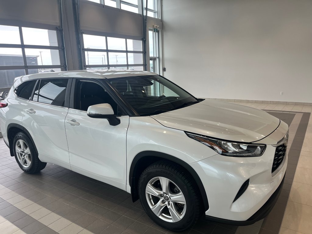 Toyota Highlander LE 2023 à Amos, Québec - 2 - w1024h768px
