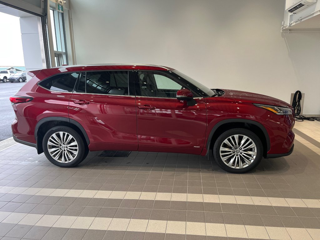 Toyota Highlander Hybrid Limited PLATINUM 2023 à Amos, Québec - 2 - w1024h768px