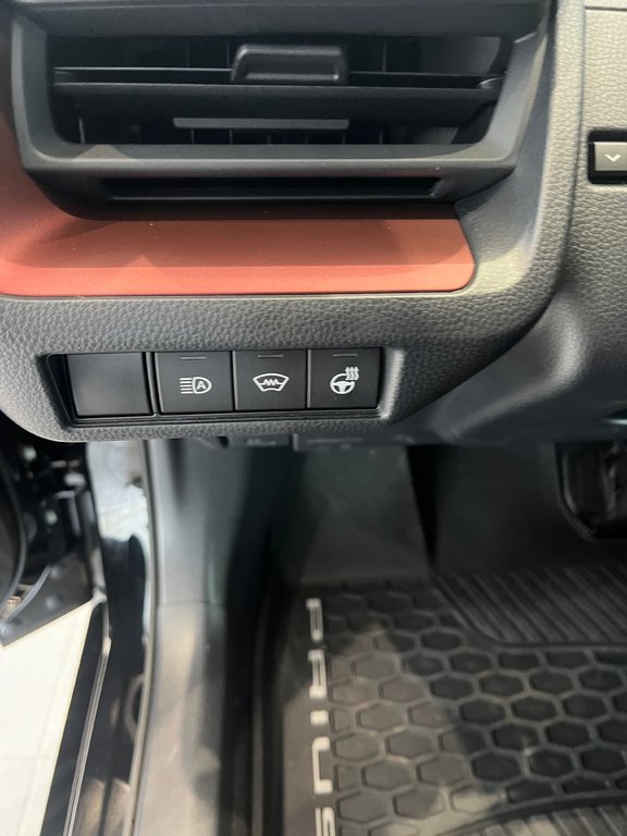 2025 Toyota Prius Plug-In Hybrid SE in Amos, Quebec - 10 - w1024h768px