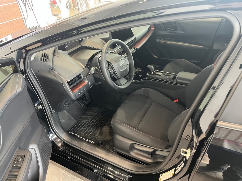 2025 Toyota Prius Plug-In Hybrid SE in Amos, Quebec - 9 - w1024h768px