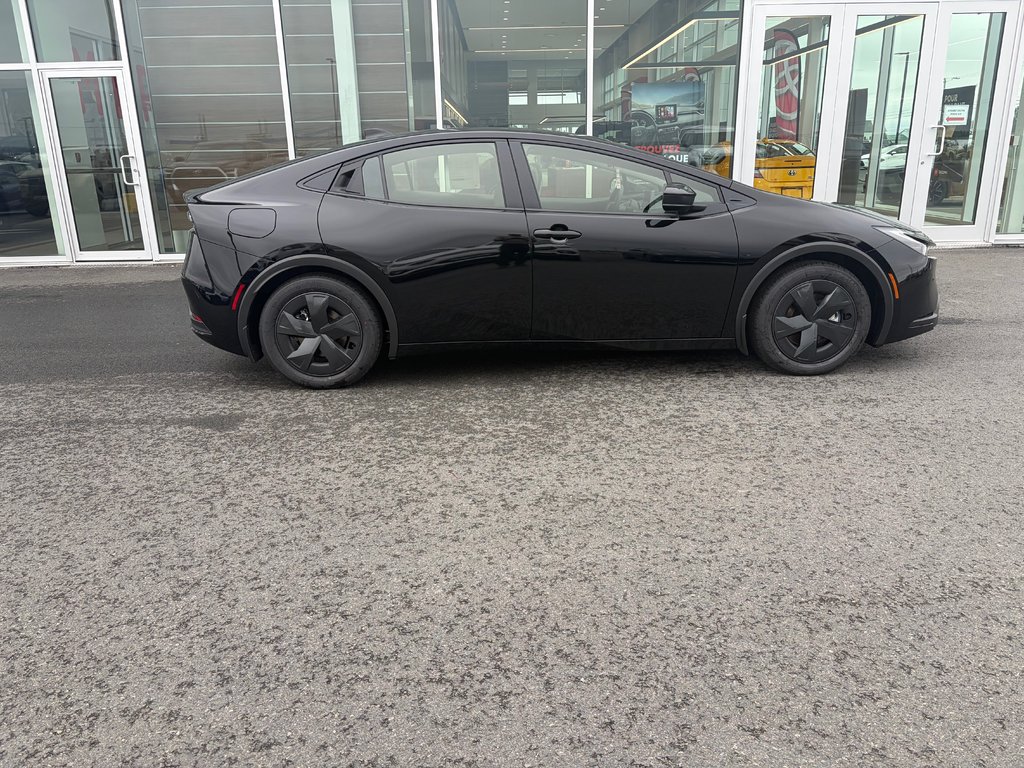 2027 Toyota Prius Plug-in Hybrid SE in Amos, Quebec - 6 - w1024h768px