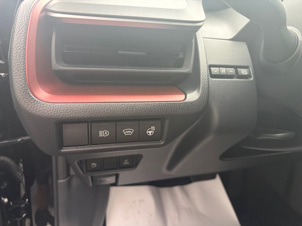 2027 Toyota Prius Plug-in Hybrid SE in Amos, Quebec - 14 - w1024h768px