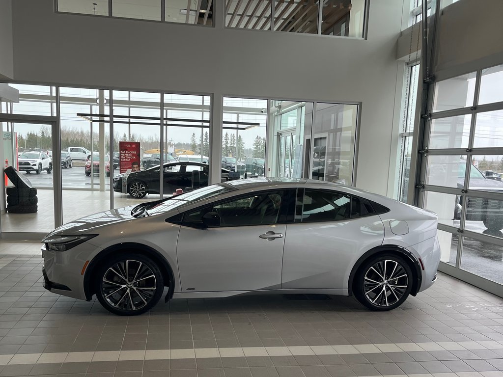 Toyota Prius XLE AWD 2023 à Amos, Québec - 4 - w1024h768px