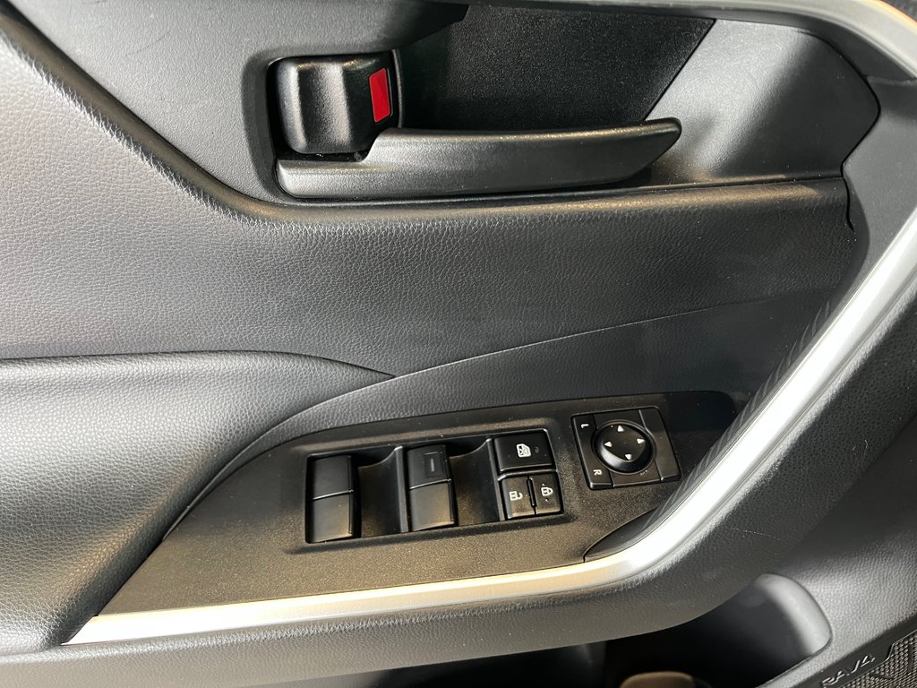 2022 Toyota RAV4 LE in Amos, Quebec - 8 - w1024h768px