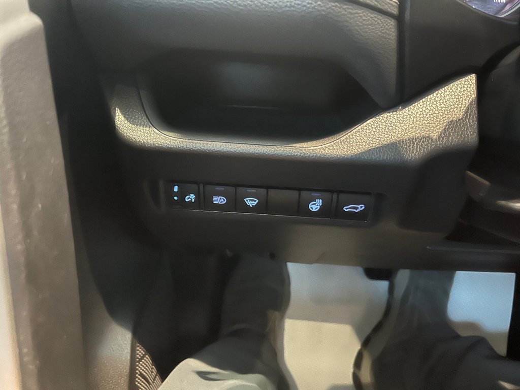 2022 Toyota RAV4 XLE in Amos, Quebec - 14 - w1024h768px