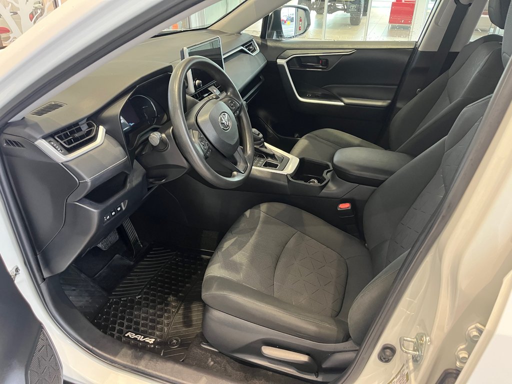Toyota RAV4 LE 2023 à Amos, Québec - 10 - w1024h768px