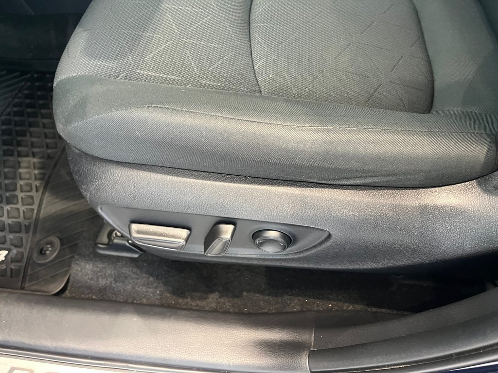 2023 Toyota RAV4 Hybrid XLE in Amos, Quebec - 12 - w1024h768px