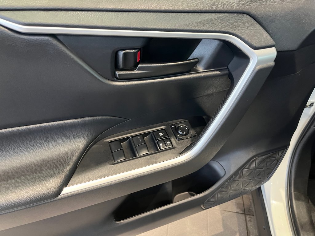 2024 Toyota RAV4 LE in Amos, Quebec - 7 - w1024h768px