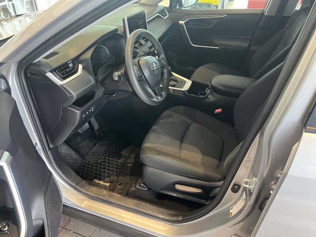 Toyota RAV4 Hybrid LE 2025 à Amos, Québec - 11 - w1024h768px