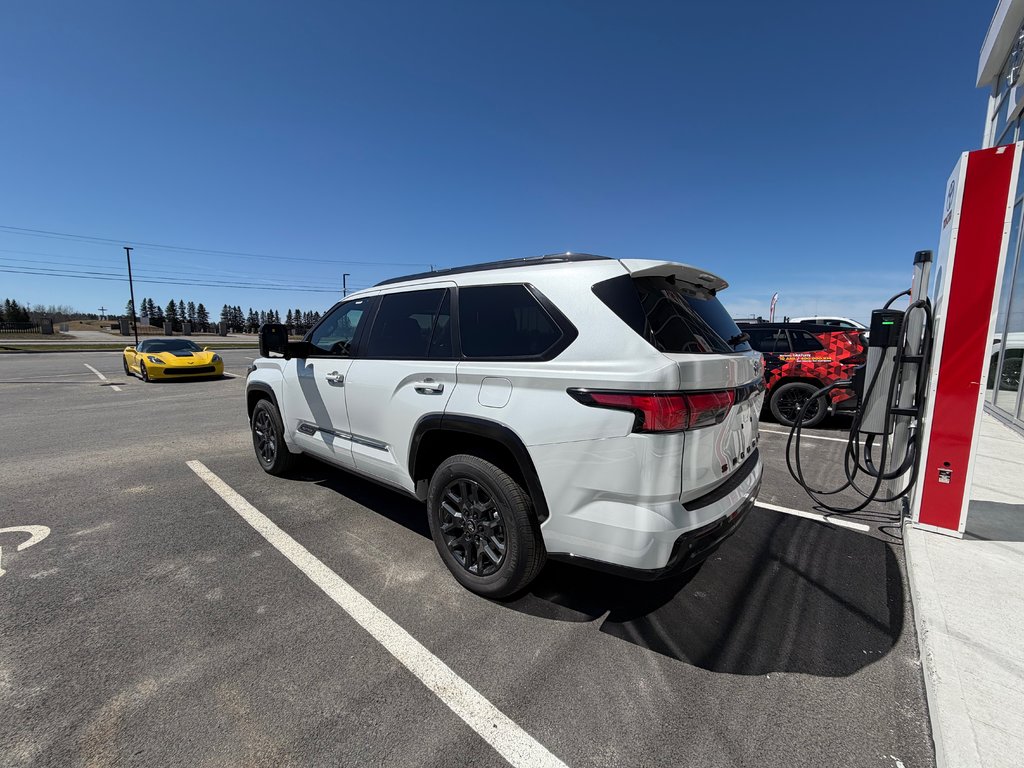 2026 Toyota Sequoia Hybrid PLATINUM in Amos, Quebec - 2 - w1024h768px