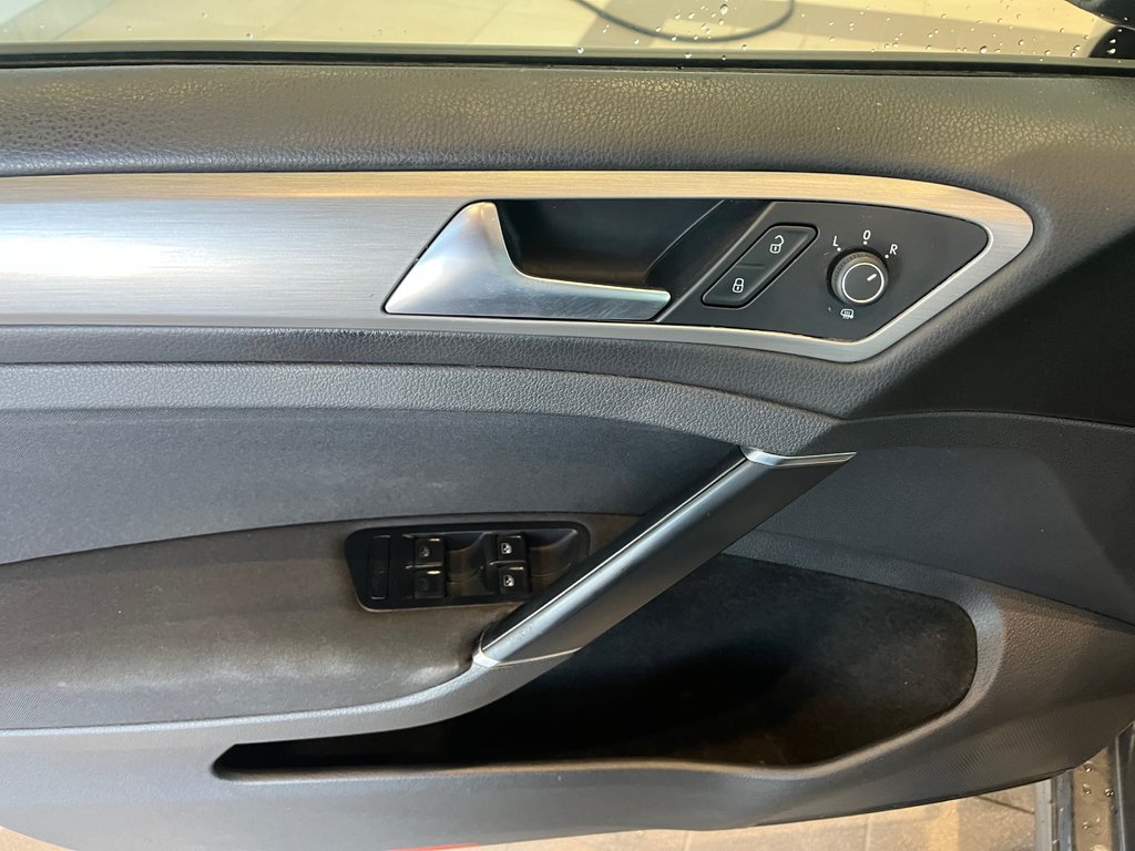 2017 Volkswagen Golf SportWagen S in Amos, Quebec - 9 - w1024h768px