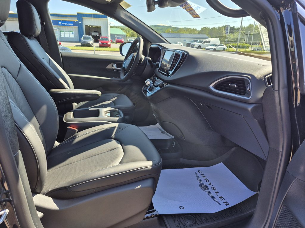 2025 Chrysler Grand Caravan SXT in Carleton, Quebec - 10 - w1024h768px