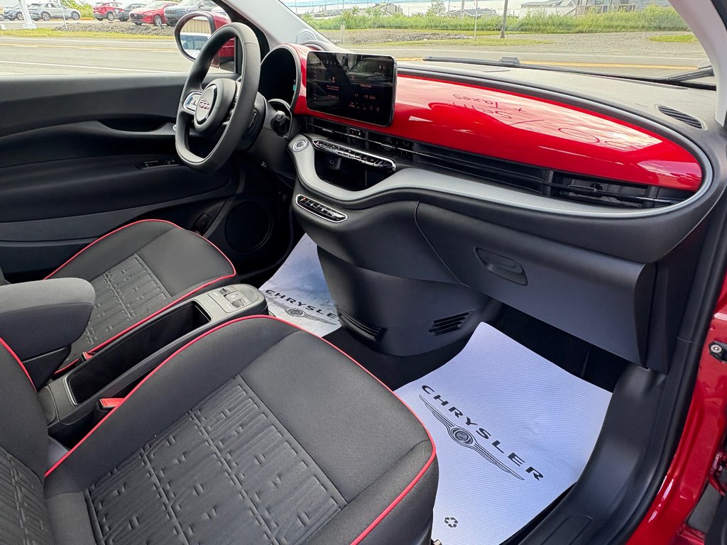 2024 Fiat 500e RED in Carleton, Quebec - 10 - w1024h768px