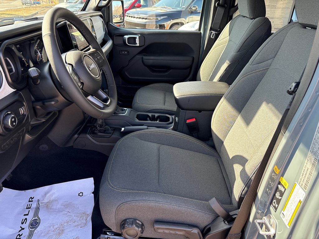 2025 Jeep Gladiator NIGHTHAWK in Carleton, Quebec - 11 - w1024h768px