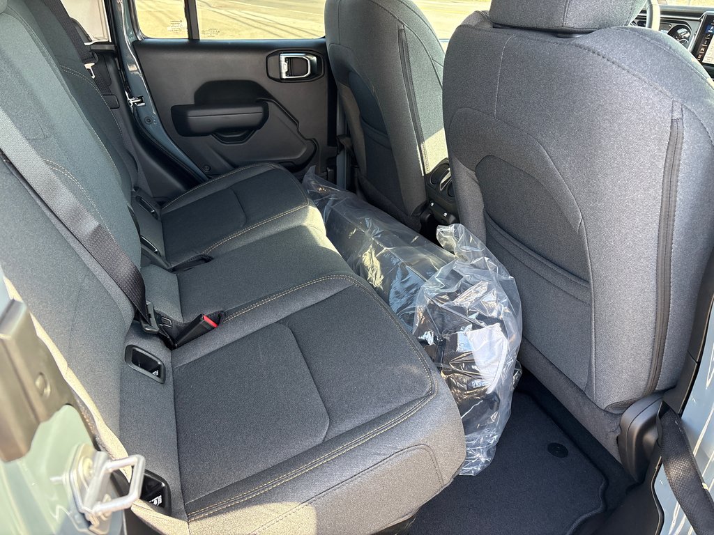 2025 Jeep Gladiator NIGHTHAWK in Carleton, Quebec - 9 - w1024h768px
