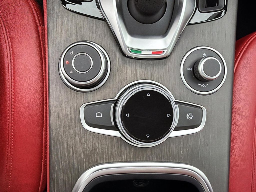 2021 Alfa Romeo Stelvio AWD TOIT-PANORAMIQUE in St-Jean-Sur-Richelieu, Quebec - 16 - w1024h768px