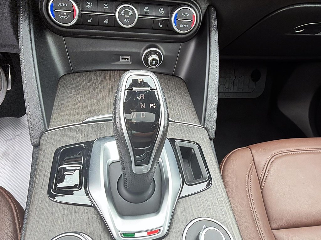 Alfa Romeo Stelvio AWD TOIT-PANORAMIQUE 2021 à St-Jean-Sur-Richelieu, Québec - 9 - w1024h768px