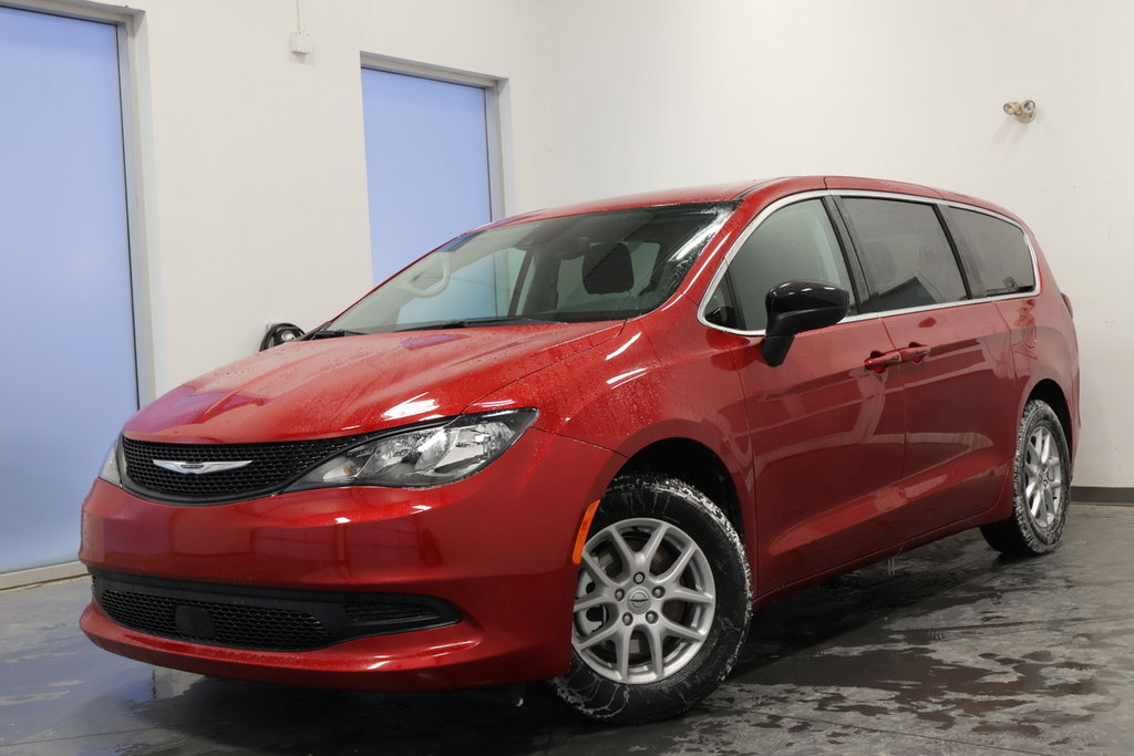 2024 Chrysler Grand Caravan SXT in Sherbrooke, Quebec - 1 - w1024h768px