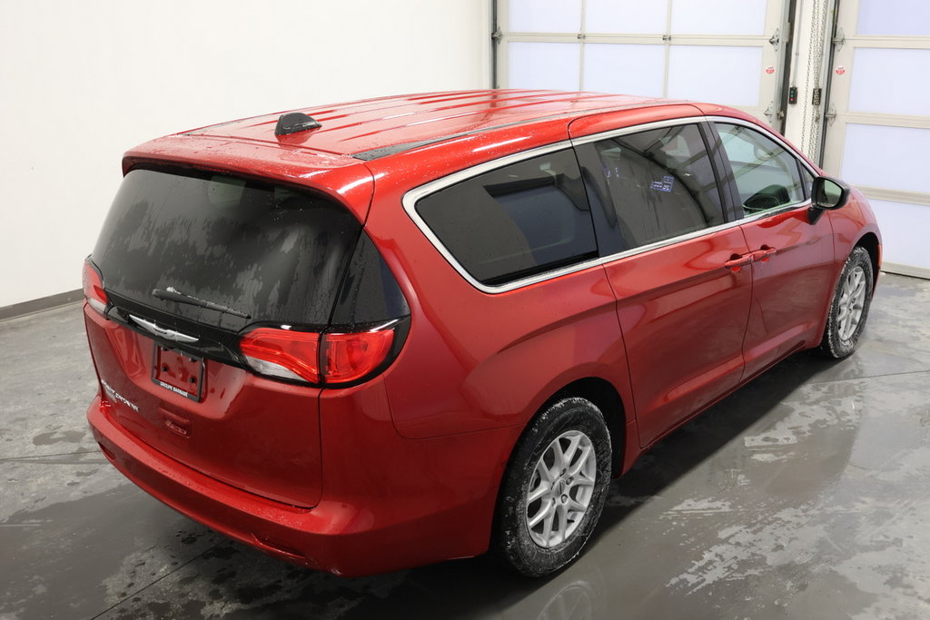 2024 Chrysler Grand Caravan SXT in Sherbrooke, Quebec - 9 - w1024h768px