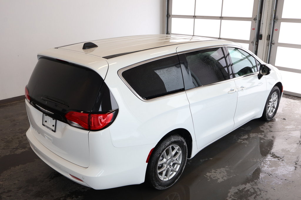 2024 Chrysler Grand Caravan SXT in Sherbrooke, Quebec - 9 - w1024h768px