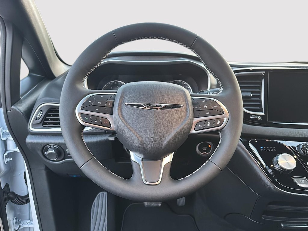 2026 Chrysler Grand Caravan SXT in Sherbrooke, Quebec - 8 - w1024h768px