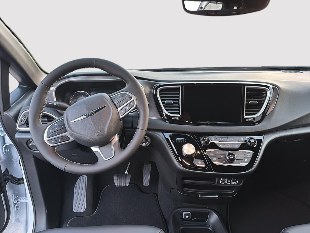 2026 Chrysler Grand Caravan SXT in Sherbrooke, Quebec - 9 - w1024h768px