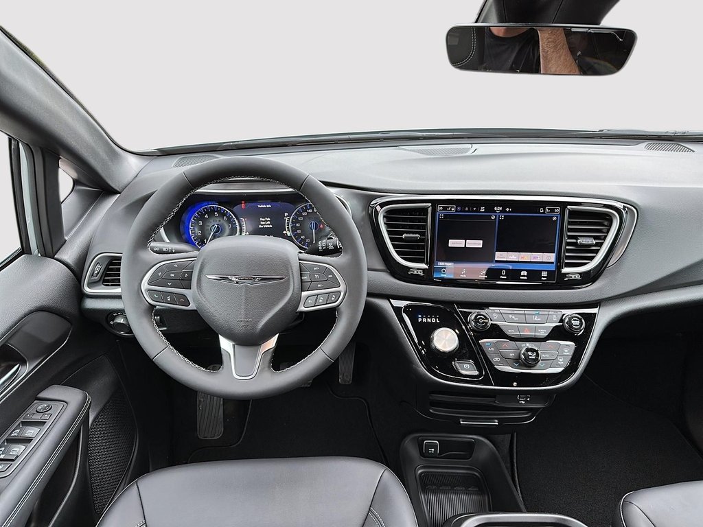 2026 Chrysler Grand Caravan SXT in Sherbrooke, Quebec - 9 - w1024h768px