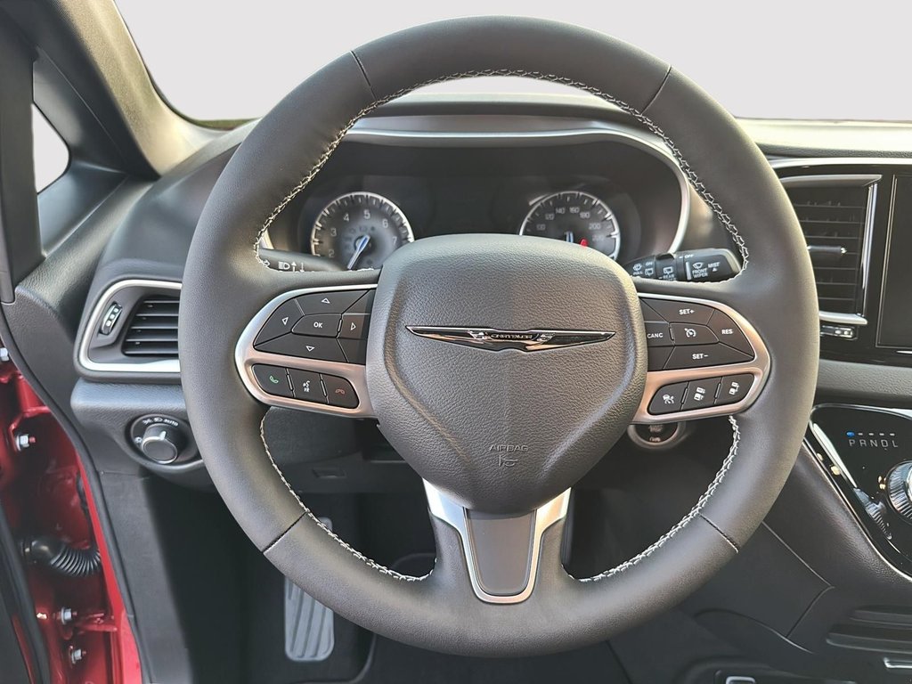 2026 Chrysler GRAND CARAVAN SXT in Sherbrooke, Quebec - 9 - w1024h768px