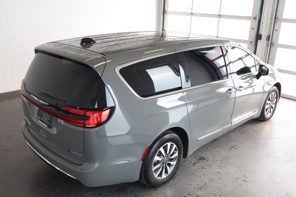 2023  Pacifica Hybrid Limited Hybrid Branchable in St-Jean-Sur-Richelieu, Quebec - 7 - w1024h768px