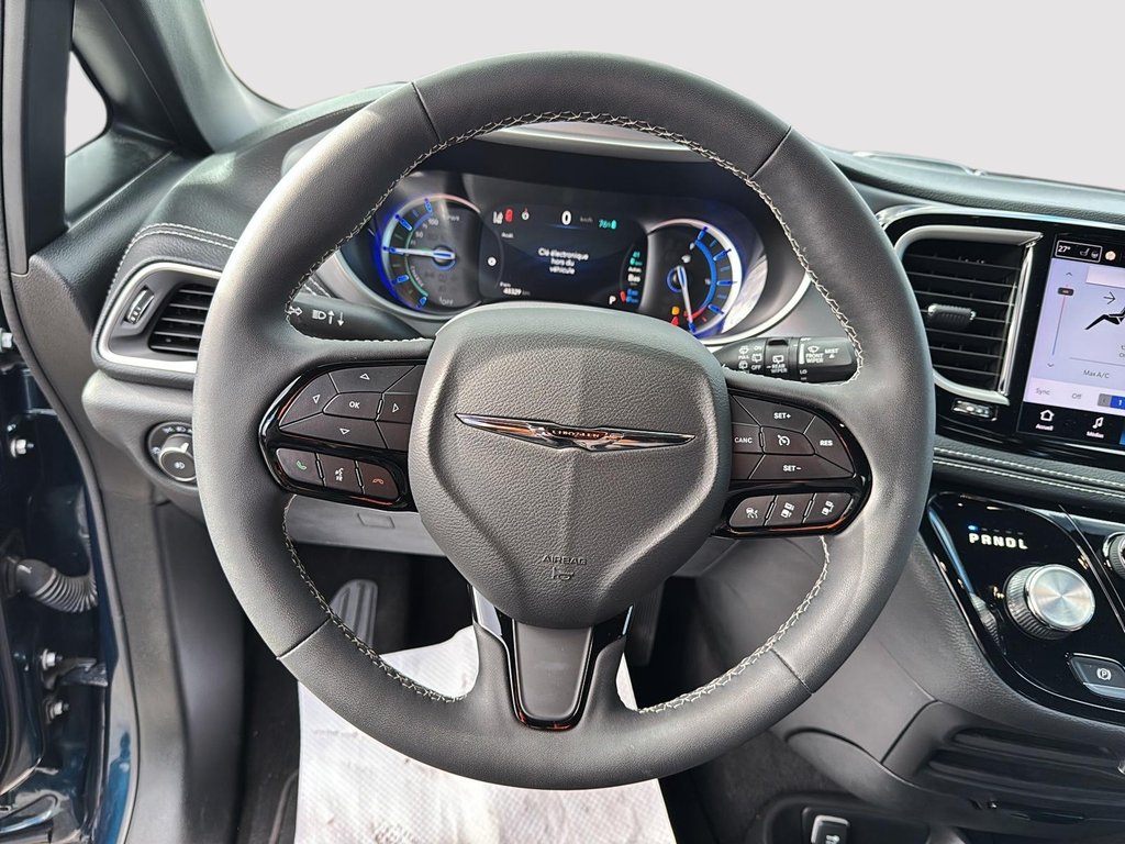 2023 Chrysler Pacifica Hybrid Touring L in St-Jean-Sur-Richelieu, Quebec - 12 - w1024h768px