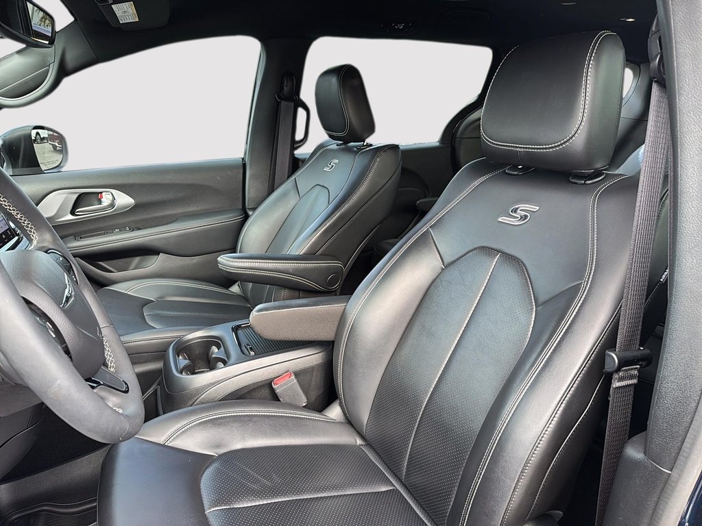 2023 Chrysler Pacifica Hybrid Touring L in St-Jean-Sur-Richelieu, Quebec - 9 - w1024h768px