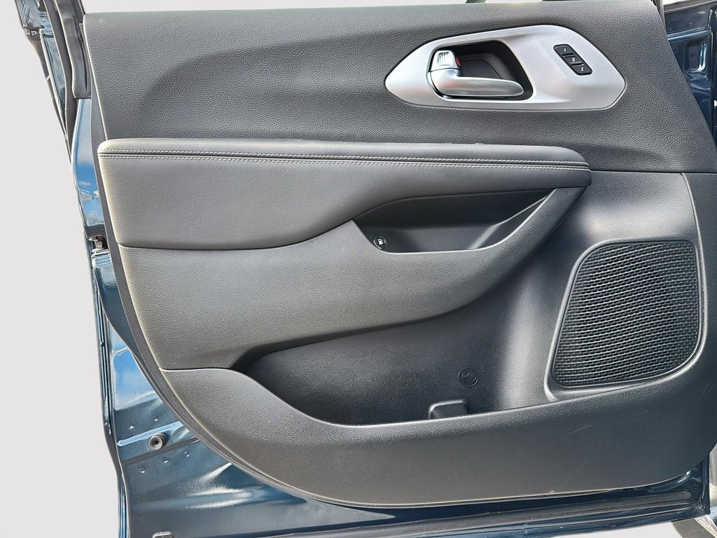 2023 Chrysler Pacifica Hybrid Touring L in St-Jean-Sur-Richelieu, Quebec - 11 - w1024h768px