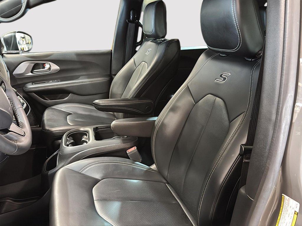 2023 Chrysler Pacifica Hybrid Touring L in St-Jean-Sur-Richelieu, Quebec - 9 - w1024h768px